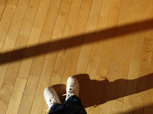 床と運動靴